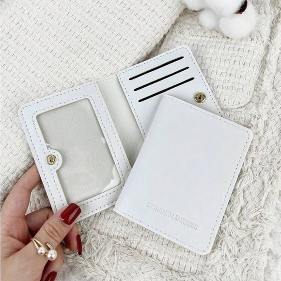 Handbags - ⚠️Clearance All White Bifold Wallet / Cardholder